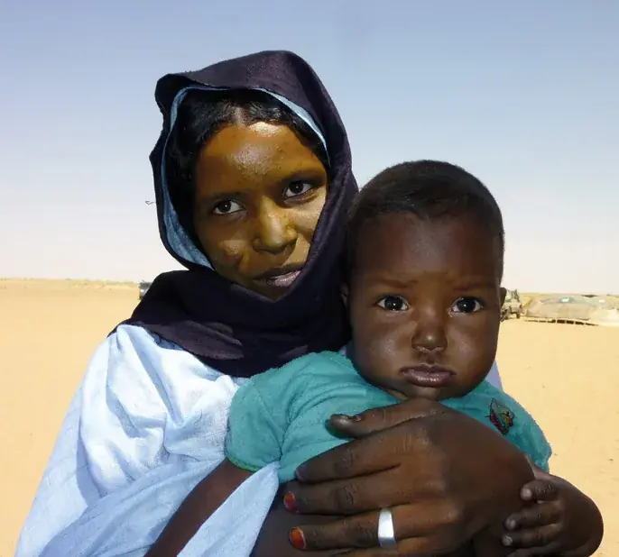 Mère touarègue portant son enfant dans ses bras dans la région d'Agadez