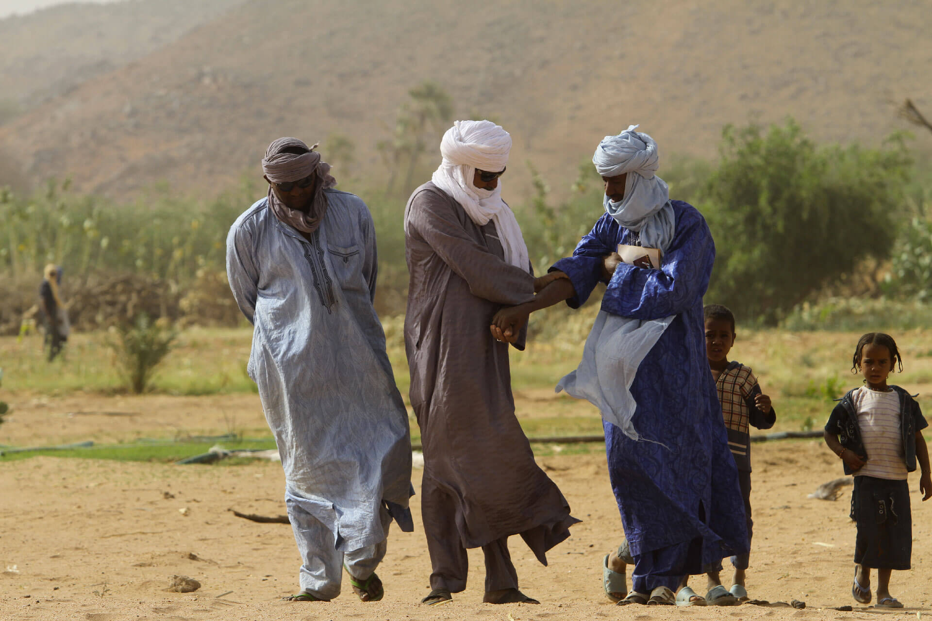 Mohammed Ixa et son équipe se saluent dans un échange de partenariat au sein de l'ONG Tidène au Niger